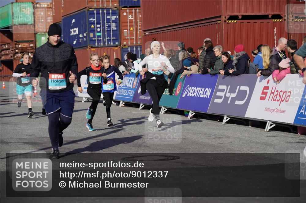 03.10.2025 - Köhlbrandbrückenlauf Michael Burmester http://msf.ph/oto/9012337 03.10.2025 10:12:51 Ziel 1015, 1331, 1469, 1535, 1632, 1685, 2799, 3075, 3381, 3549, 3550, 3615, 3648, 3680, 3723 meine-sportfotos.de