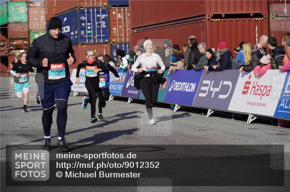 03.10.2025 - Köhlbrandbrückenlauf Michael Burmester http://msf.ph/oto/9012352 03.10.2025 10:12:51 Ziel 1015, 1331, 1469, 1535, 1632, 1685, 2799, 3075, 3381, 3549, 3550, 3615, 3648, 3680, 3723 meine-sportfotos.de