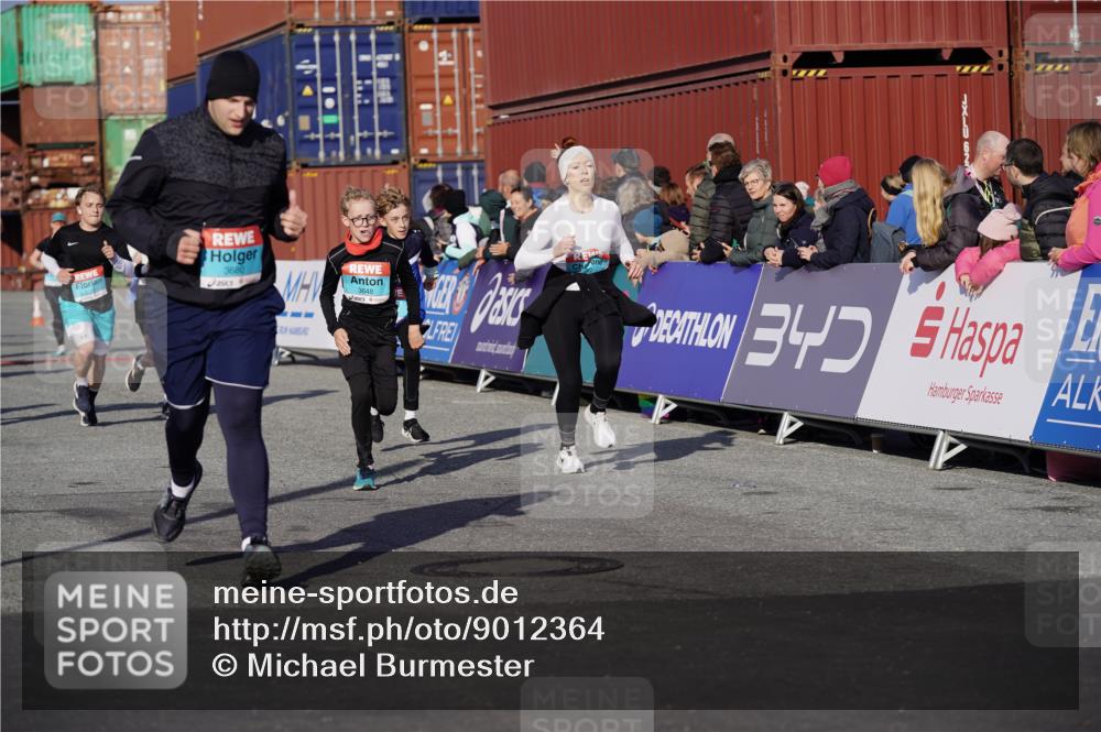 03.10.2025 - Köhlbrandbrückenlauf Michael Burmester http://msf.ph/oto/9012364 03.10.2025 10:12:51 Ziel 1015, 1331, 1469, 1535, 1632, 1685, 2799, 3075, 3381, 3549, 3550, 3615, 3648, 3680, 3723 meine-sportfotos.de