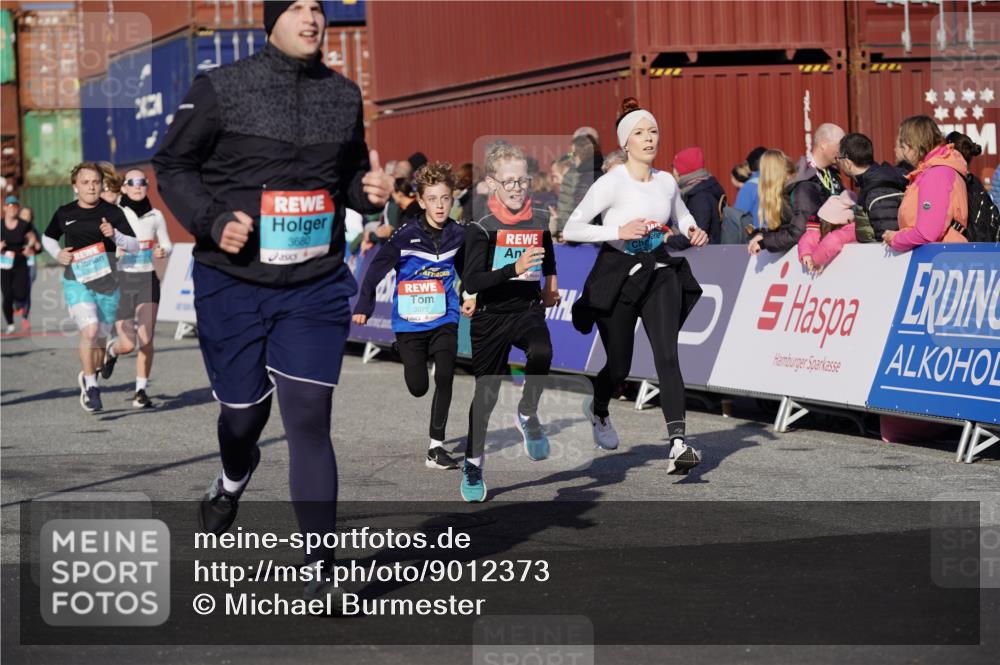03.10.2025 - Köhlbrandbrückenlauf Michael Burmester http://msf.ph/oto/9012373 03.10.2025 10:12:51 Ziel 1015, 1331, 1469, 1535, 1632, 1685, 2799, 3075, 3381, 3549, 3550, 3615, 3648, 3680, 3723 meine-sportfotos.de