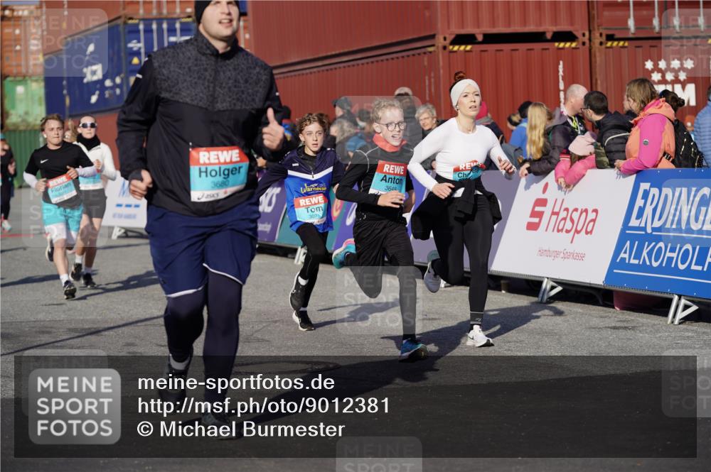 03.10.2025 - Köhlbrandbrückenlauf Michael Burmester http://msf.ph/oto/9012381 03.10.2025 10:12:52 Ziel 1015, 1331, 1469, 1535, 1632, 1685, 2799, 3075, 3381, 3549, 3550, 3615, 3648, 3680, 3723 meine-sportfotos.de