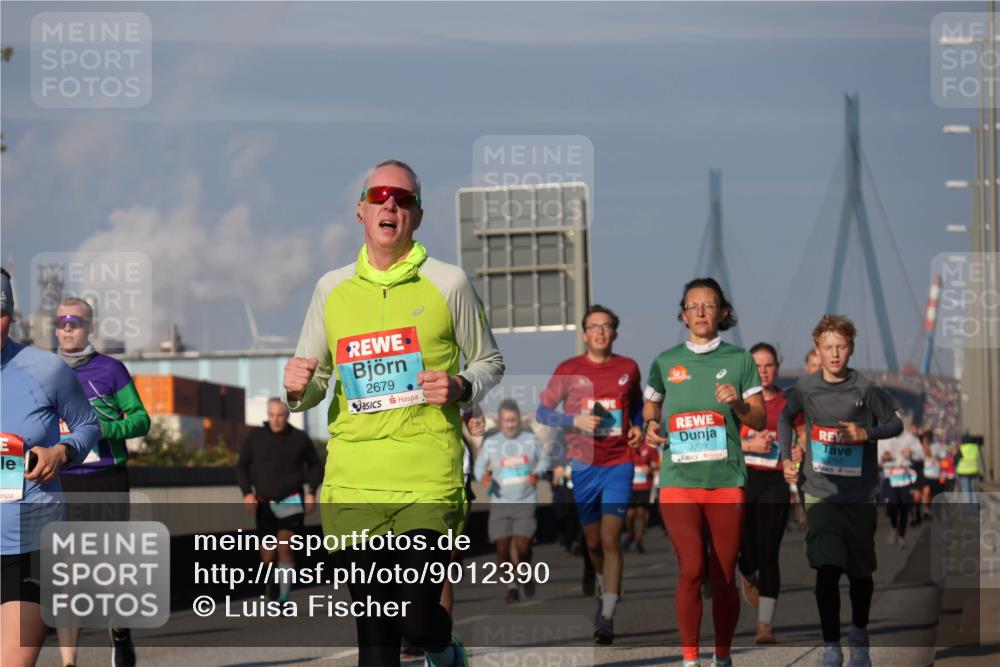 03.10.2025 - Köhlbrandbrückenlauf Luisa Fischer http://msf.ph/oto/9012390 03.10.2025 10:55:23 Position 3 2679, 3709, 3707 meine-sportfotos.de