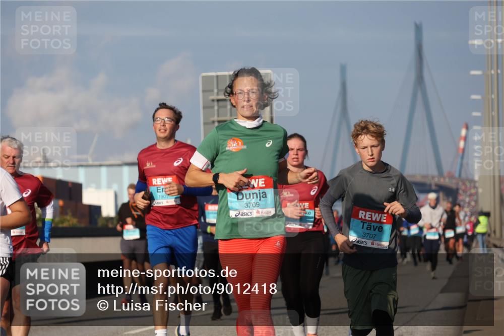 03.10.2025 - Köhlbrandbrückenlauf Luisa Fischer http://msf.ph/oto/9012418 03.10.2025 10:55:26 Position 3 1901, 3709, 1, 3707 meine-sportfotos.de
