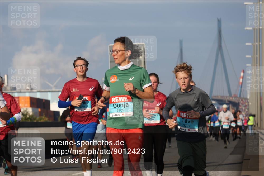 03.10.2025 - Köhlbrandbrückenlauf Luisa Fischer http://msf.ph/oto/9012423 03.10.2025 10:55:26 Position 3 1901, 3709, 3707 meine-sportfotos.de