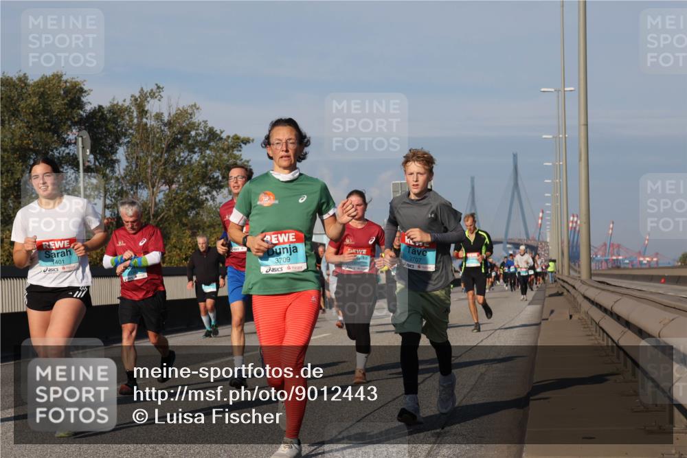 03.10.2025 - Köhlbrandbrückenlauf Luisa Fischer http://msf.ph/oto/9012443 03.10.2025 10:55:28 Position 3 1401, 3709, 3707 meine-sportfotos.de