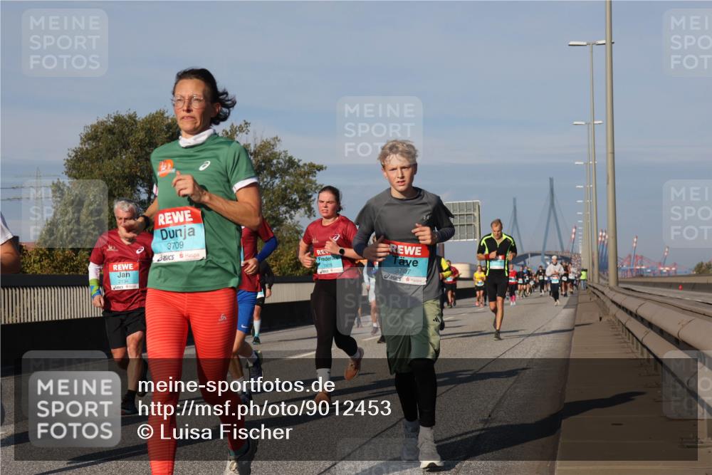 03.10.2025 - Köhlbrandbrückenlauf Luisa Fischer http://msf.ph/oto/9012453 03.10.2025 10:55:29 Position 3 3709, 1818, 2134, 3707 meine-sportfotos.de