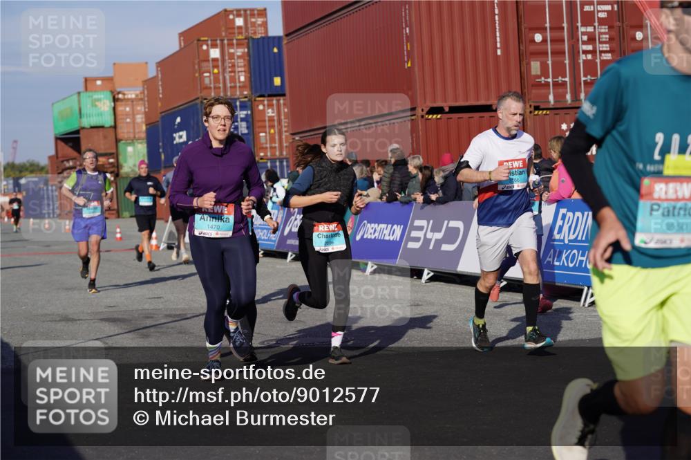 03.10.2025 - Köhlbrandbrückenlauf Michael Burmester http://msf.ph/oto/9012577 03.10.2025 10:13:00 Ziel 1327, 1331, 1469, 1470, 1521, 1603, 1632, 1685, 2006, 2686, 3075, 3146, 3157, 3166, 3197, 3375, 3381, 3395, 3549, 3550, 3615, 3648, 3691, 3723 meine-sportfotos.de