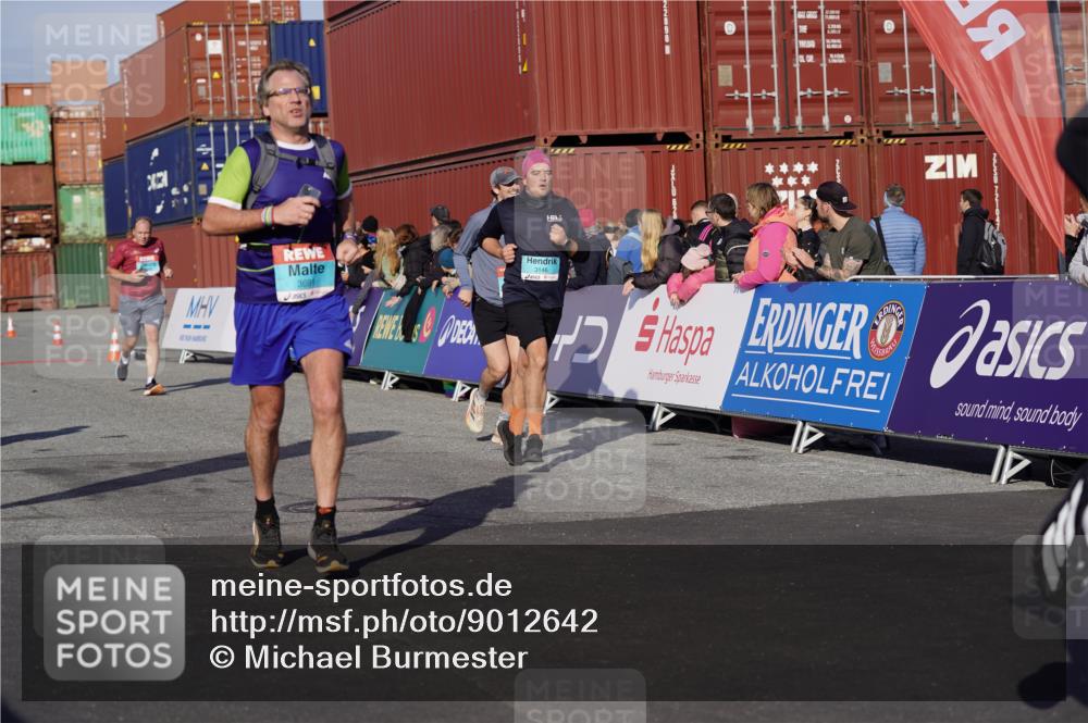 03.10.2025 - Köhlbrandbrückenlauf Michael Burmester http://msf.ph/oto/9012642 03.10.2025 10:13:03 Ziel 1327, 1331, 1388, 1470, 1521, 1603, 2006, 2686, 3146, 3157, 3166, 3197, 3375, 3395, 3549, 3550, 3615, 3691, 3798 meine-sportfotos.de