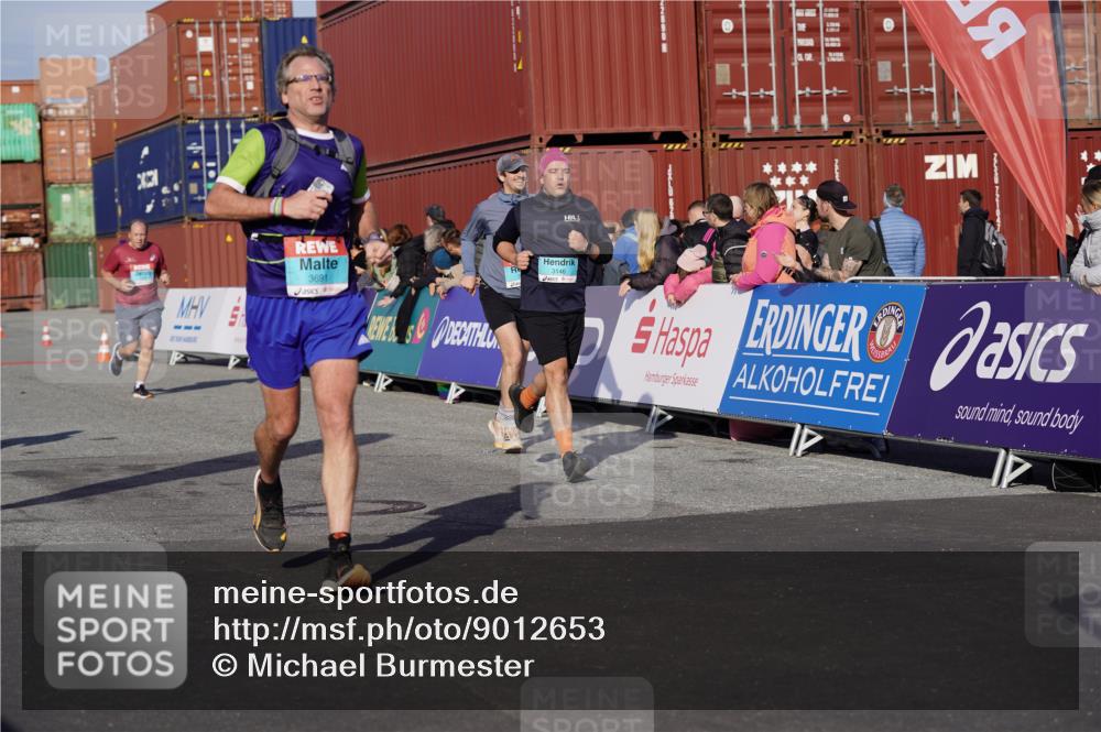 03.10.2025 - Köhlbrandbrückenlauf Michael Burmester http://msf.ph/oto/9012653 03.10.2025 10:13:03 Ziel 1327, 1331, 1388, 1470, 1521, 1603, 2006, 2686, 3146, 3157, 3166, 3197, 3375, 3395, 3549, 3550, 3615, 3691, 3798 meine-sportfotos.de