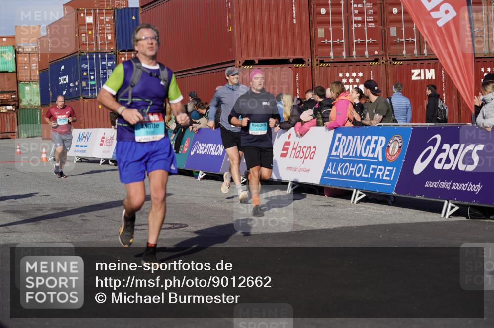 03.10.2025 - Köhlbrandbrückenlauf Michael Burmester http://msf.ph/oto/9012662 03.10.2025 10:13:03 Ziel 1327, 1331, 1388, 1470, 1521, 1603, 2006, 2686, 3146, 3157, 3166, 3197, 3375, 3395, 3549, 3550, 3615, 3691, 3798 meine-sportfotos.de