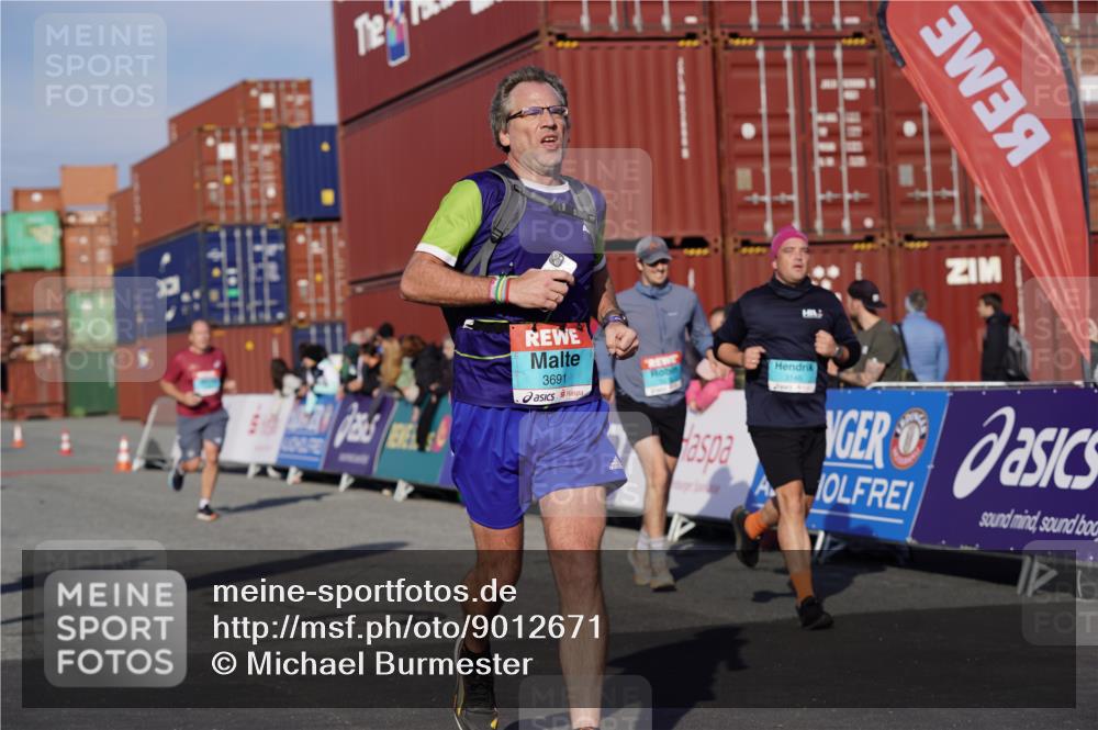 03.10.2025 - Köhlbrandbrückenlauf Michael Burmester http://msf.ph/oto/9012671 03.10.2025 10:13:04 Ziel 1327, 1388, 1470, 1521, 1603, 2006, 2686, 3146, 3157, 3166, 3197, 3375, 3395, 3691, 3798 meine-sportfotos.de