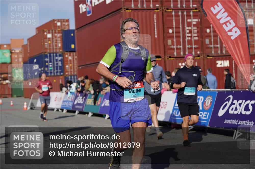 03.10.2025 - Köhlbrandbrückenlauf Michael Burmester http://msf.ph/oto/9012679 03.10.2025 10:13:04 Ziel 1327, 1388, 1470, 1521, 1603, 2006, 2686, 3146, 3157, 3166, 3197, 3375, 3395, 3691, 3798 meine-sportfotos.de