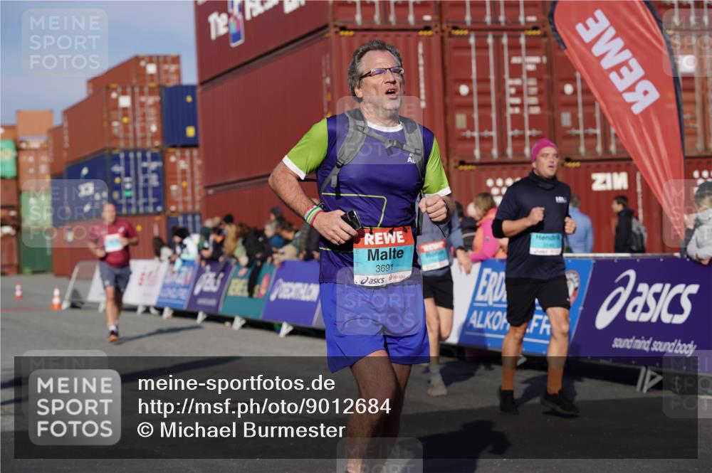 03.10.2025 - Köhlbrandbrückenlauf Michael Burmester http://msf.ph/oto/9012684 03.10.2025 10:13:04 Ziel 1327, 1388, 1470, 1521, 1603, 2006, 2686, 3146, 3157, 3166, 3197, 3375, 3395, 3691, 3798 meine-sportfotos.de