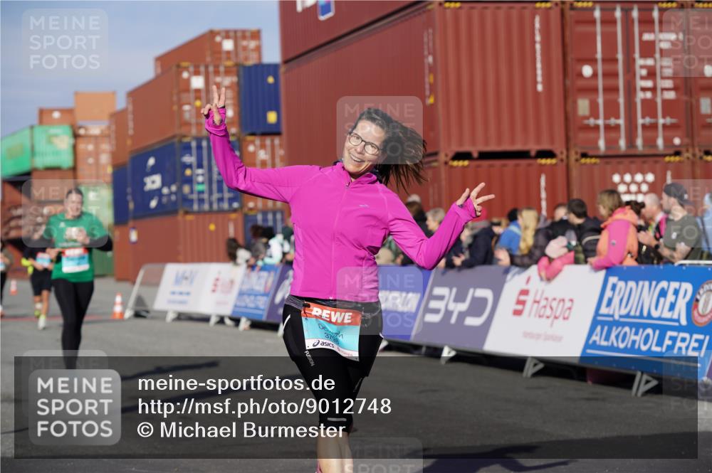 03.10.2025 - Köhlbrandbrückenlauf Michael Burmester http://msf.ph/oto/9012748 03.10.2025 10:13:10 Ziel 1260, 1388, 1621, 3146, 3186, 3197, 3375, 3798 meine-sportfotos.de