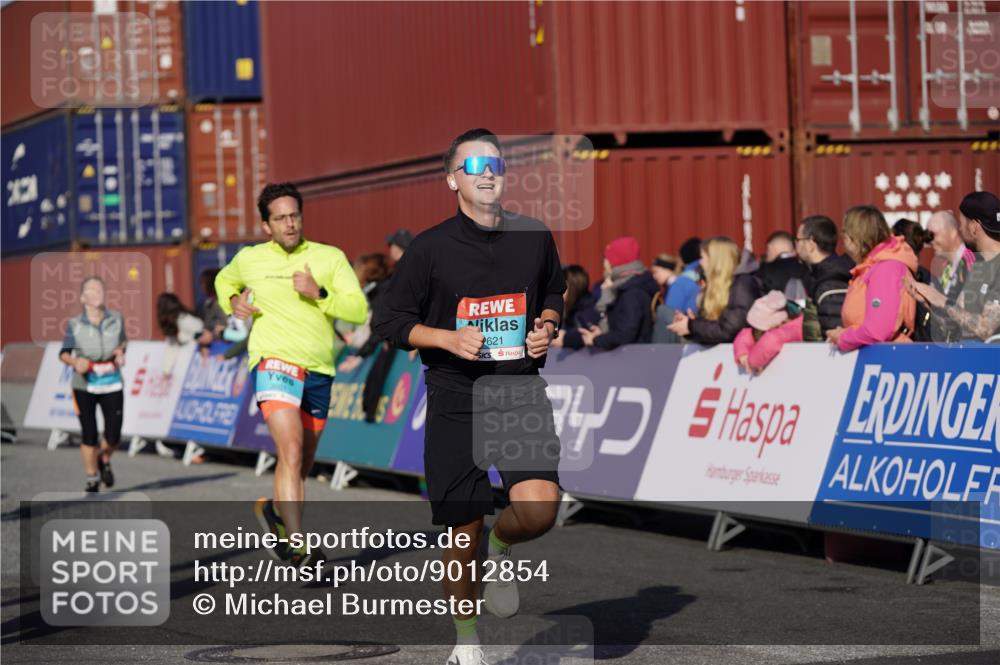 03.10.2025 - Köhlbrandbrückenlauf Michael Burmester http://msf.ph/oto/9012854 03.10.2025 10:13:15 Ziel 1181, 1191, 1227, 1260, 1611, 1621, 2209, 2687, 3186, 3601, 3798 meine-sportfotos.de