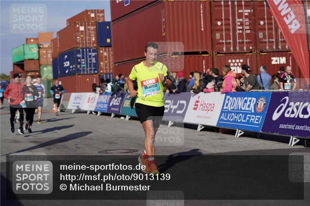 03.10.2025 - Köhlbrandbrückenlauf Michael Burmester http://msf.ph/oto/9013139 03.10.2025 10:13:34 Ziel 1296, 1891, 2110, 2126, 2144, 2171, 3057, 3134 meine-sportfotos.de
