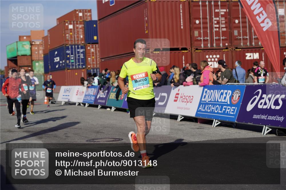 03.10.2025 - Köhlbrandbrückenlauf Michael Burmester http://msf.ph/oto/9013148 03.10.2025 10:13:34 Ziel 1296, 1891, 2110, 2126, 2144, 2171, 3057, 3134 meine-sportfotos.de