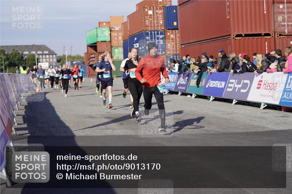 03.10.2025 - Köhlbrandbrückenlauf Michael Burmester http://msf.ph/oto/9013170 03.10.2025 10:13:35 Ziel 1296, 1891, 2110, 2126, 2144, 2171, 3057, 3134 meine-sportfotos.de