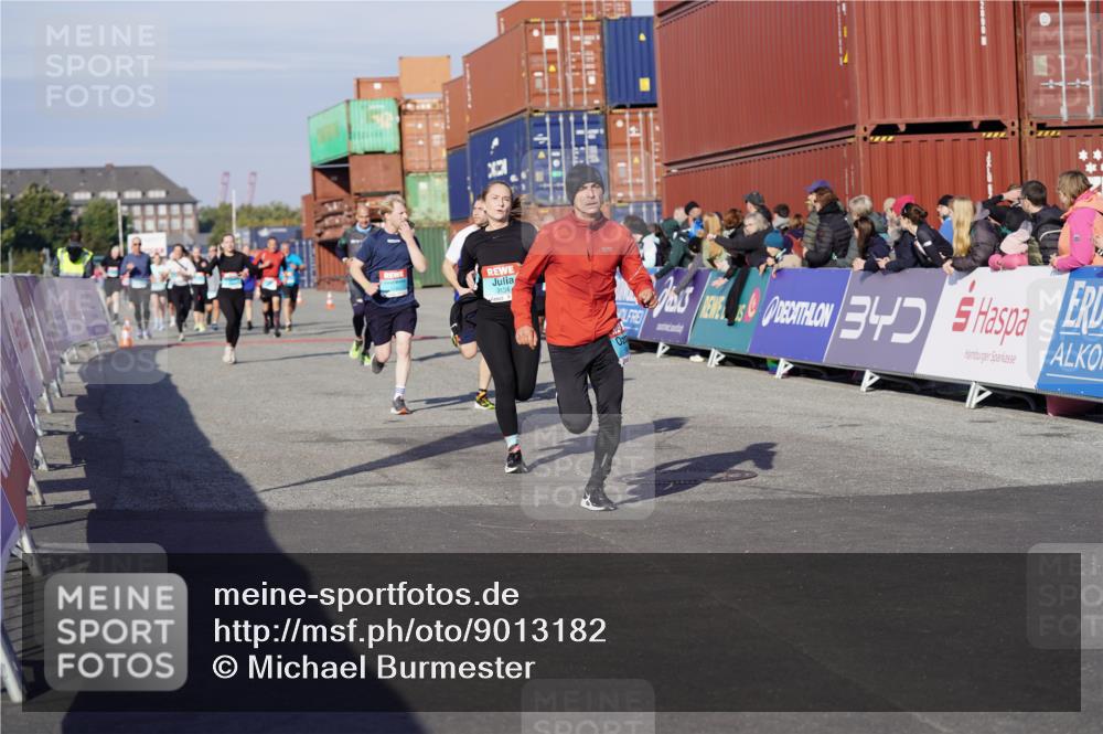 03.10.2025 - Köhlbrandbrückenlauf Michael Burmester http://msf.ph/oto/9013182 03.10.2025 10:13:35 Ziel 1296, 1891, 2110, 2126, 2144, 2171, 3057, 3134 meine-sportfotos.de