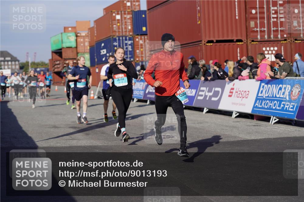 03.10.2025 - Köhlbrandbrückenlauf Michael Burmester http://msf.ph/oto/9013193 03.10.2025 10:13:36 Ziel 1296, 1770, 1891, 2110, 2126, 2144, 2171, 3057, 3134 meine-sportfotos.de