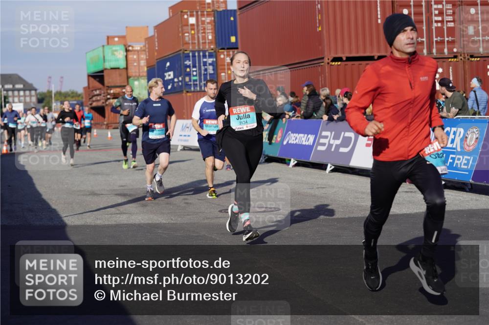 03.10.2025 - Köhlbrandbrückenlauf Michael Burmester http://msf.ph/oto/9013202 03.10.2025 10:13:36 Ziel 1296, 1770, 1891, 2110, 2126, 2144, 2171, 3057, 3134 meine-sportfotos.de