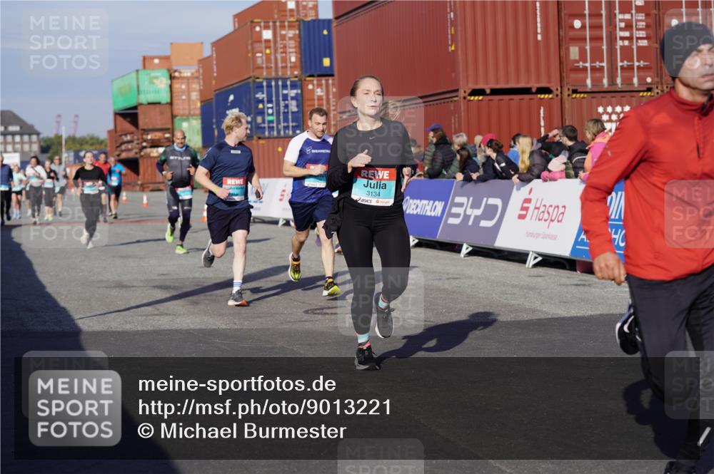 03.10.2025 - Köhlbrandbrückenlauf Michael Burmester http://msf.ph/oto/9013221 03.10.2025 10:13:37 Ziel 1296, 1770, 1891, 2110, 2126, 2144, 2171, 3057, 3134 meine-sportfotos.de