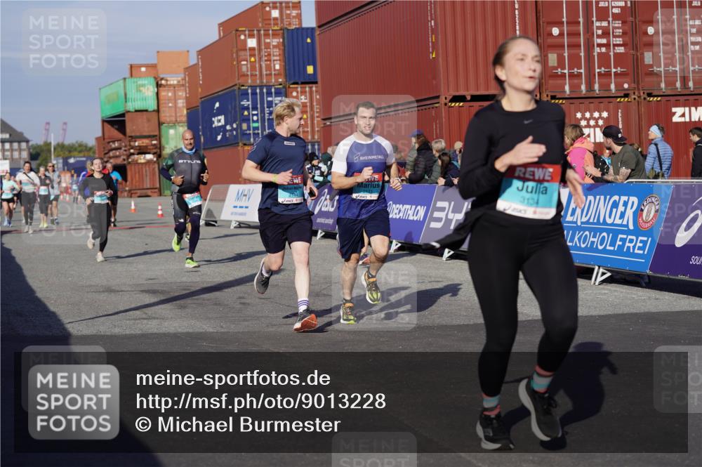 03.10.2025 - Köhlbrandbrückenlauf Michael Burmester http://msf.ph/oto/9013228 03.10.2025 10:13:37 Ziel 1296, 1770, 1891, 2110, 2126, 2144, 2171, 3057, 3134 meine-sportfotos.de