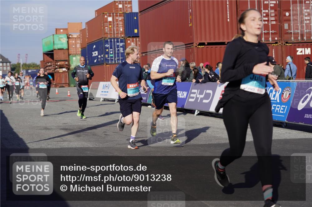 03.10.2025 - Köhlbrandbrückenlauf Michael Burmester http://msf.ph/oto/9013238 03.10.2025 10:13:37 Ziel 1296, 1770, 1891, 2110, 2126, 2144, 2171, 3057, 3134 meine-sportfotos.de