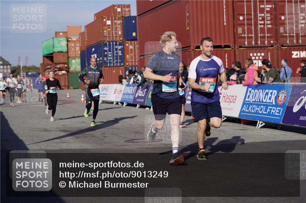 03.10.2025 - Köhlbrandbrückenlauf Michael Burmester http://msf.ph/oto/9013249 03.10.2025 10:13:38 Ziel 1296, 1455, 1770, 1891, 2110, 2126, 2144, 2171, 2246, 3028, 3057, 3134 meine-sportfotos.de