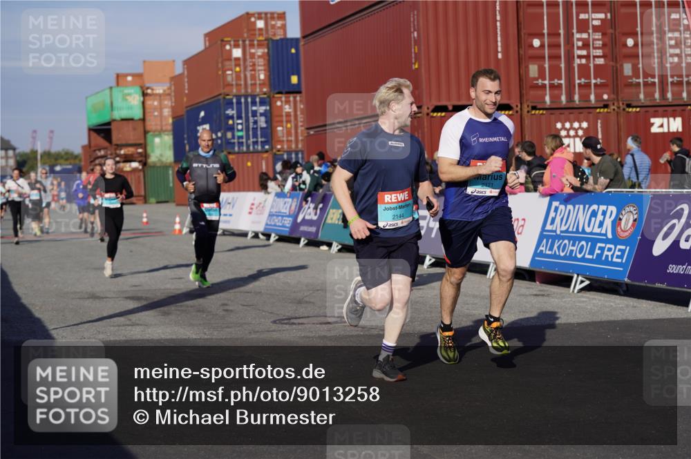 03.10.2025 - Köhlbrandbrückenlauf Michael Burmester http://msf.ph/oto/9013258 03.10.2025 10:13:38 Ziel 1296, 1455, 1770, 1891, 2110, 2126, 2144, 2171, 2246, 3028, 3057, 3134 meine-sportfotos.de