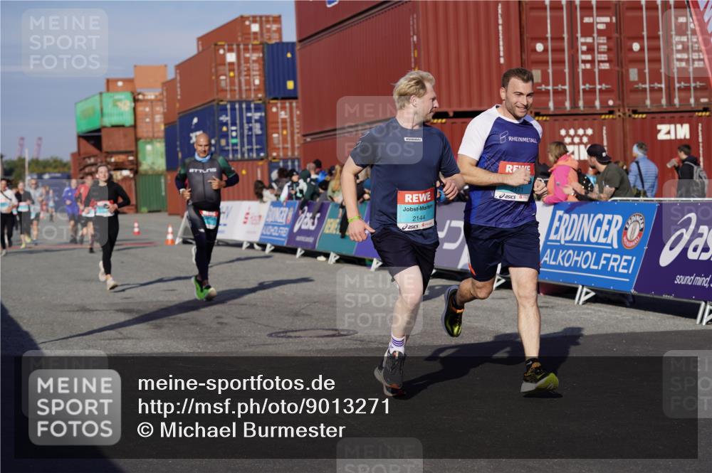 03.10.2025 - Köhlbrandbrückenlauf Michael Burmester http://msf.ph/oto/9013271 03.10.2025 10:13:38 Ziel 1296, 1455, 1770, 1891, 2110, 2126, 2144, 2171, 2246, 3028, 3057, 3134 meine-sportfotos.de