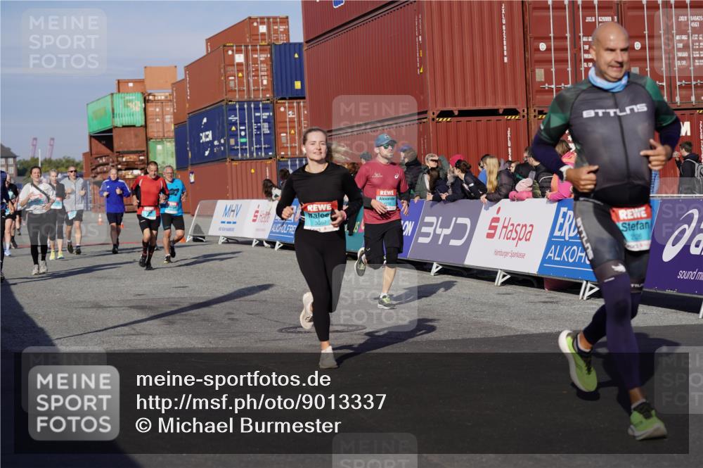 03.10.2025 - Köhlbrandbrückenlauf Michael Burmester http://msf.ph/oto/9013337 03.10.2025 10:13:41 Ziel 1267, 1272, 1296, 1455, 1627, 1642, 1770, 1891, 2093, 2126, 2144, 2171, 2246, 3028, 3057, 3134, 3244, 3392 meine-sportfotos.de