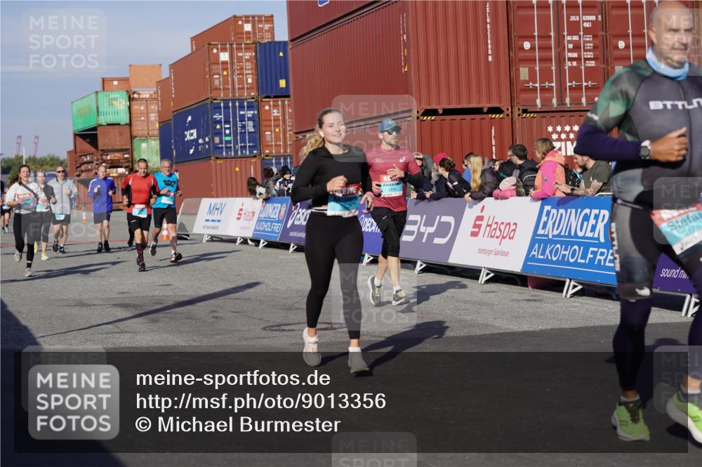 03.10.2025 - Köhlbrandbrückenlauf Michael Burmester http://msf.ph/oto/9013356 03.10.2025 10:13:41 Ziel 1267, 1272, 1296, 1455, 1627, 1642, 1770, 1891, 2093, 2126, 2144, 2171, 2246, 3028, 3057, 3134, 3244, 3392 meine-sportfotos.de