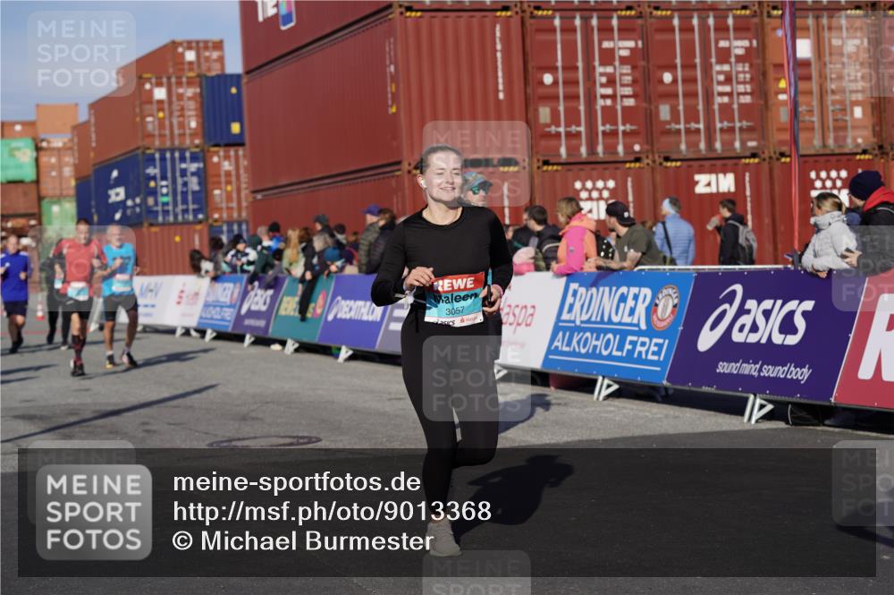 03.10.2025 - Köhlbrandbrückenlauf Michael Burmester http://msf.ph/oto/9013368 03.10.2025 10:13:42 Ziel 1267, 1272, 1296, 1455, 1627, 1642, 1770, 1848, 1891, 2093, 2126, 2144, 2171, 2246, 3028, 3057, 3134, 3244, 3392 meine-sportfotos.de