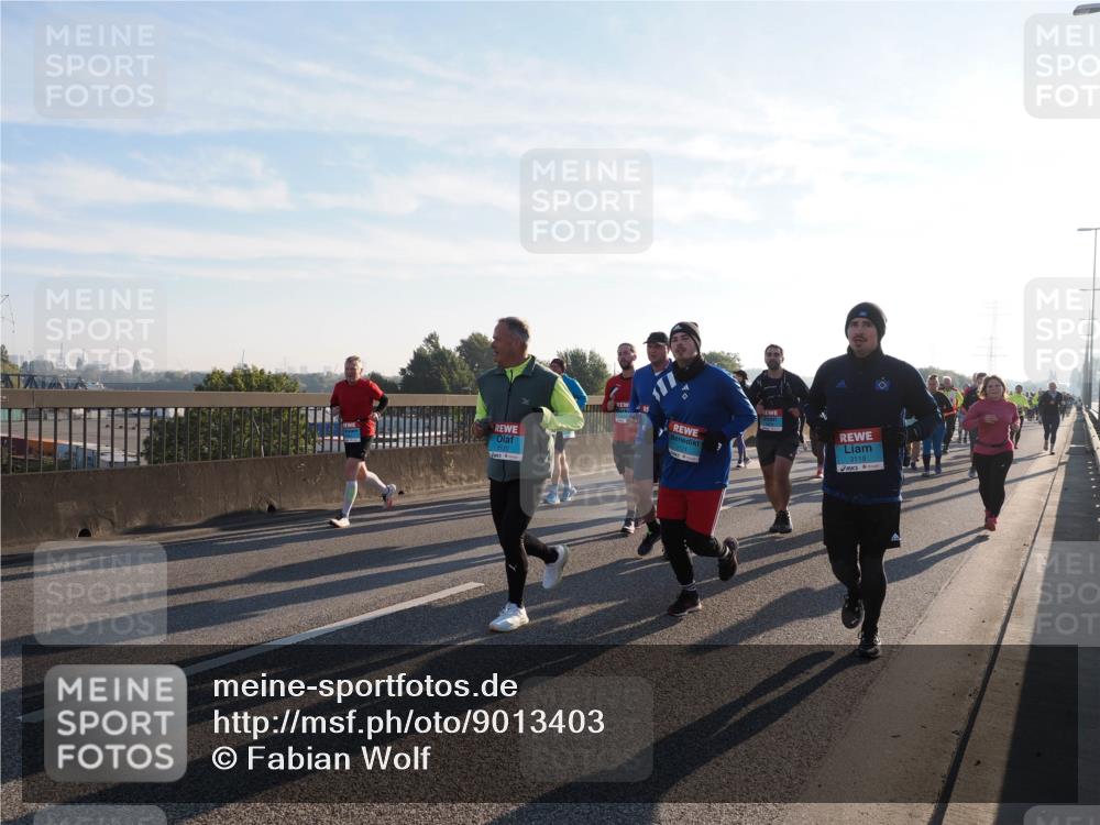 03.10.2025 - Köhlbrandbrückenlauf Fabian Wolf http://msf.ph/oto/9013403 03.10.2025 09:23:57 Position 3 8120, 3121, 3119 meine-sportfotos.de