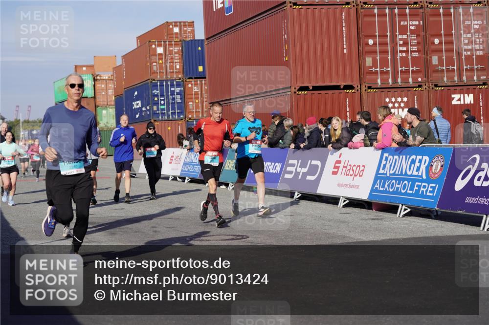 03.10.2025 - Köhlbrandbrückenlauf Michael Burmester http://msf.ph/oto/9013424 03.10.2025 10:13:44 Ziel 1267, 1272, 1296, 1455, 1627, 1642, 1770, 1848, 2093, 2126, 2144, 2171, 2246, 3028, 3057, 3244, 3392 meine-sportfotos.de