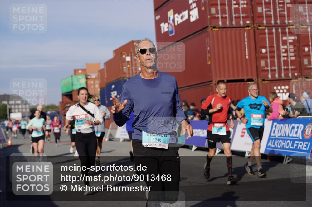 03.10.2025 - Köhlbrandbrückenlauf Michael Burmester http://msf.ph/oto/9013468 03.10.2025 10:13:45 Ziel 1267, 1272, 1296, 1455, 1515, 1627, 1642, 1770, 1848, 2093, 2126, 2246, 3028, 3057, 3244, 3392 meine-sportfotos.de