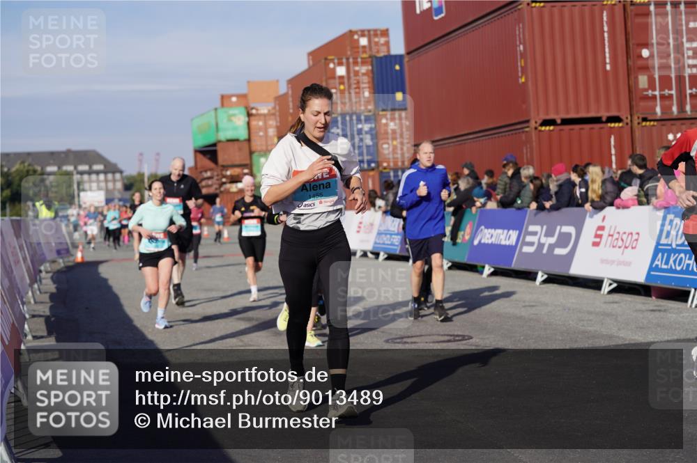 03.10.2025 - Köhlbrandbrückenlauf Michael Burmester http://msf.ph/oto/9013489 03.10.2025 10:13:46 Ziel 1169, 1267, 1272, 1455, 1515, 1627, 1642, 1770, 1848, 2054, 2093, 2126, 2246, 3028, 3057, 3244, 3392 meine-sportfotos.de