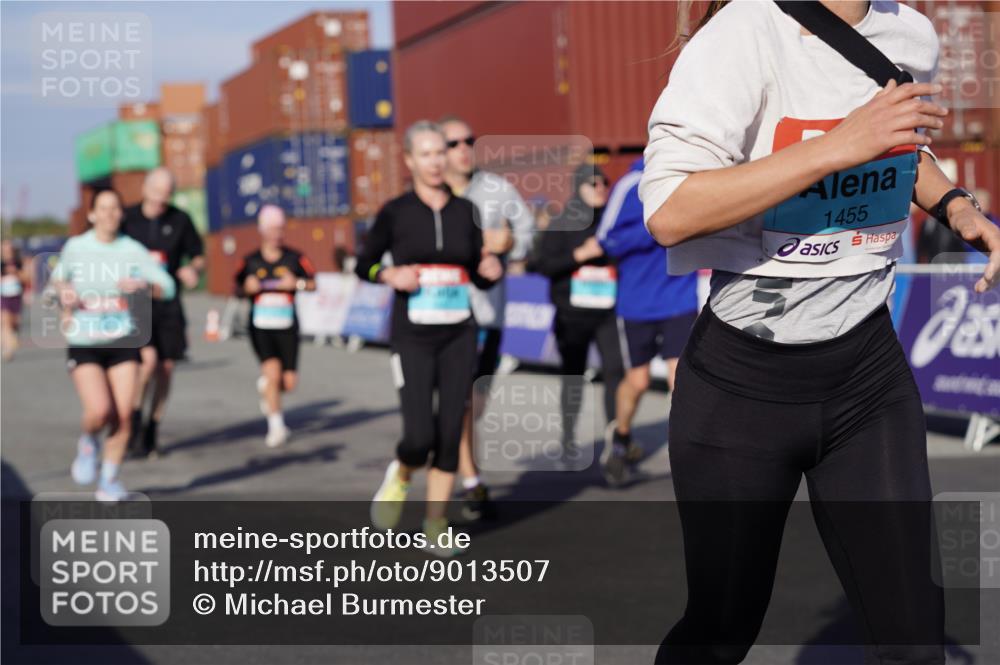 03.10.2025 - Köhlbrandbrückenlauf Michael Burmester http://msf.ph/oto/9013507 03.10.2025 10:13:47 Ziel 1169, 1267, 1272, 1455, 1515, 1627, 1642, 1770, 1848, 2054, 2093, 2246, 3028, 3244, 3392 meine-sportfotos.de