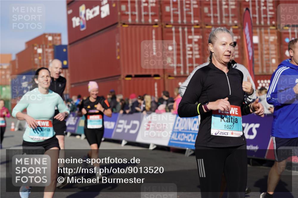 03.10.2025 - Köhlbrandbrückenlauf Michael Burmester http://msf.ph/oto/9013520 03.10.2025 10:13:48 Ziel 1169, 1267, 1272, 1455, 1515, 1627, 1642, 1770, 1848, 2054, 2093, 2246, 3028, 3244, 3392 meine-sportfotos.de