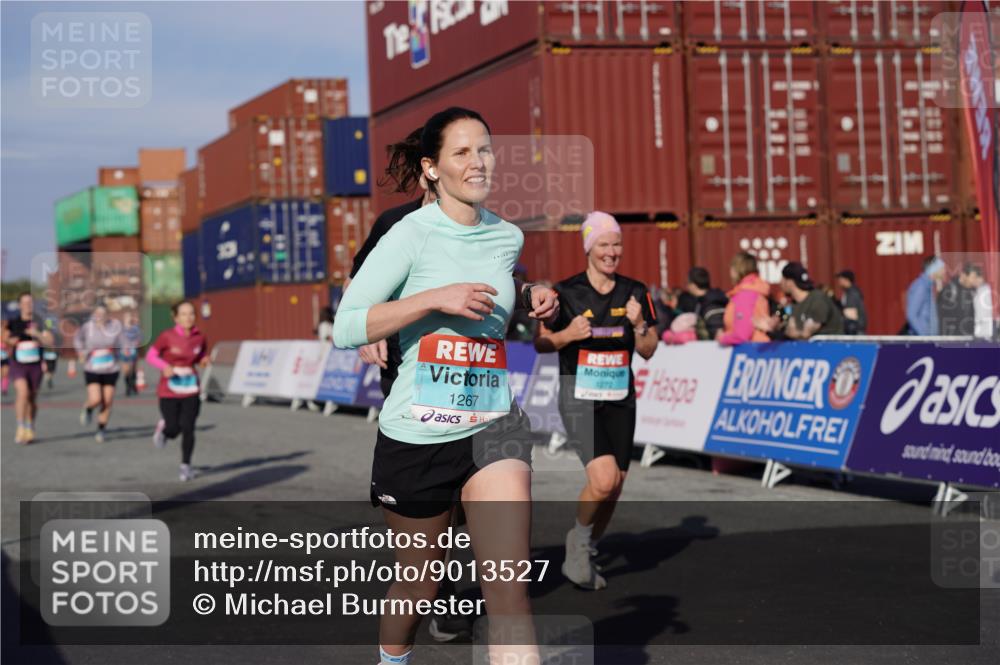03.10.2025 - Köhlbrandbrückenlauf Michael Burmester http://msf.ph/oto/9013527 03.10.2025 10:13:49 Ziel 1169, 1267, 1272, 1455, 1515, 1627, 1642, 1848, 2054, 2093, 2246, 3028, 3244, 3392 meine-sportfotos.de