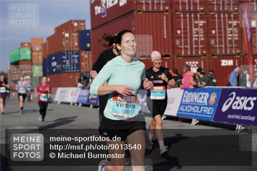 03.10.2025 - Köhlbrandbrückenlauf Michael Burmester http://msf.ph/oto/9013540 03.10.2025 10:13:49 Ziel 1169, 1267, 1272, 1455, 1515, 1627, 1642, 1848, 2054, 2093, 2246, 3028, 3244, 3392 meine-sportfotos.de