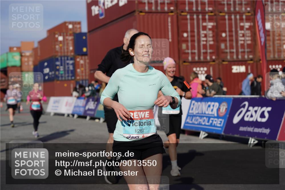 03.10.2025 - Köhlbrandbrückenlauf Michael Burmester http://msf.ph/oto/9013550 03.10.2025 10:13:49 Ziel 1169, 1267, 1272, 1455, 1515, 1627, 1642, 1848, 2054, 2093, 2246, 3028, 3244, 3392 meine-sportfotos.de