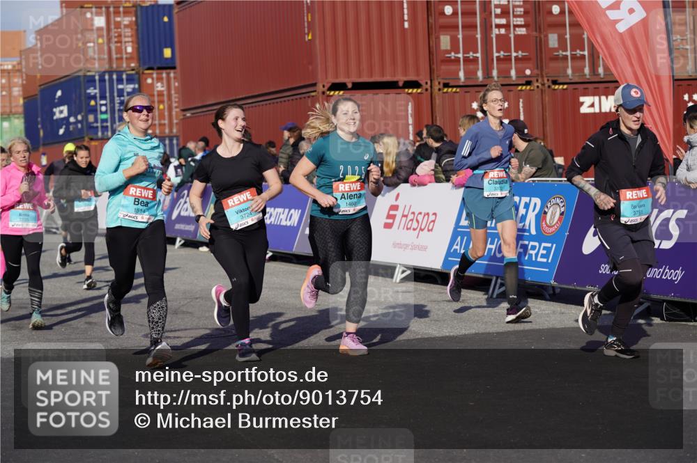 03.10.2025 - Köhlbrandbrückenlauf Michael Burmester http://msf.ph/oto/9013754 03.10.2025 10:13:58 Ziel 1169, 1431, 1460, 1514, 1604, 1738, 2054, 2122, 3060, 3062, 3126, 3372, 3469, 3724, 3735, 3761, 3793 meine-sportfotos.de