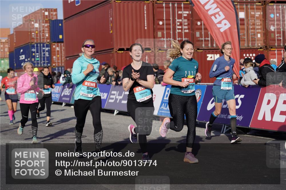 03.10.2025 - Köhlbrandbrückenlauf Michael Burmester http://msf.ph/oto/9013774 03.10.2025 10:13:59 Ziel 1431, 1460, 1514, 1604, 1738, 2122, 3060, 3062, 3126, 3372, 3469, 3724, 3735, 3761, 3793 meine-sportfotos.de