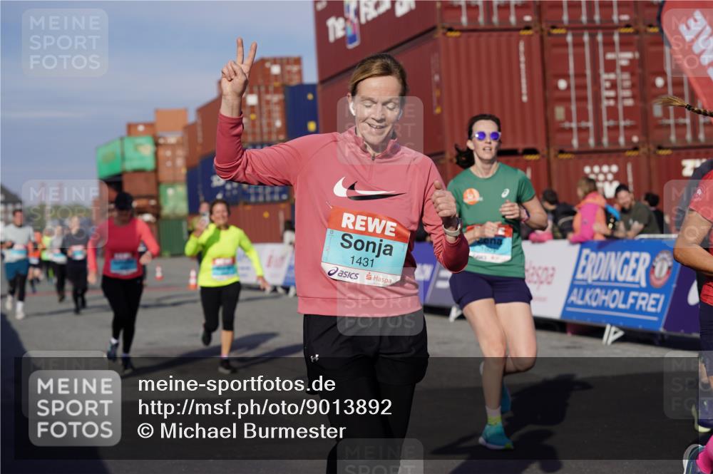 03.10.2025 - Köhlbrandbrückenlauf Michael Burmester http://msf.ph/oto/9013892 03.10.2025 10:14:03 Ziel 1431, 1460, 1514, 1588, 1604, 1665, 1714, 1738, 1782, 1892, 1947, 2122, 2276, 3060, 3062, 3372, 3469, 3724, 3735, 3761, 3793 meine-sportfotos.de