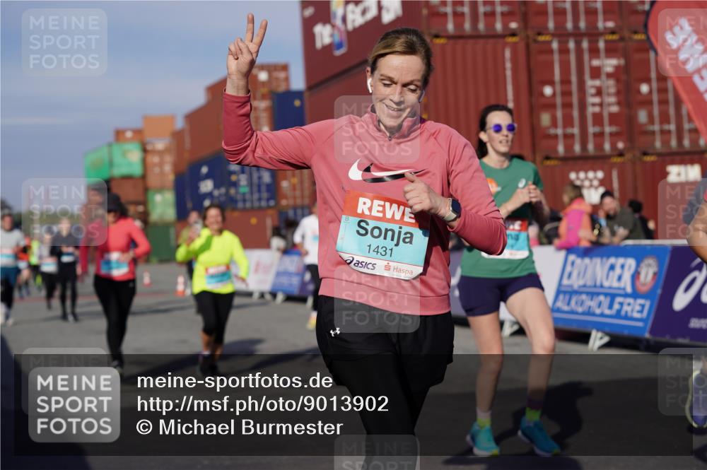 03.10.2025 - Köhlbrandbrückenlauf Michael Burmester http://msf.ph/oto/9013902 03.10.2025 10:14:03 Ziel 1431, 1460, 1514, 1588, 1604, 1665, 1714, 1738, 1782, 1892, 1947, 2122, 2276, 3060, 3062, 3372, 3469, 3724, 3735, 3761, 3793 meine-sportfotos.de