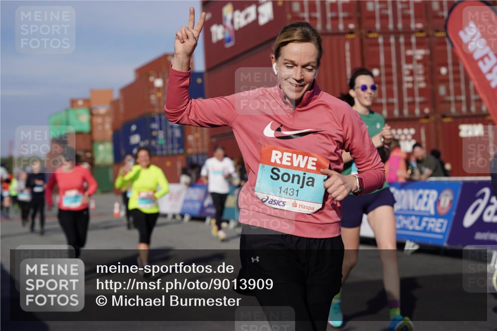 03.10.2025 - Köhlbrandbrückenlauf Michael Burmester http://msf.ph/oto/9013909 03.10.2025 10:14:03 Ziel 1431, 1460, 1514, 1588, 1604, 1665, 1714, 1738, 1782, 1892, 1947, 2122, 2276, 3060, 3062, 3372, 3469, 3724, 3735, 3761, 3793 meine-sportfotos.de