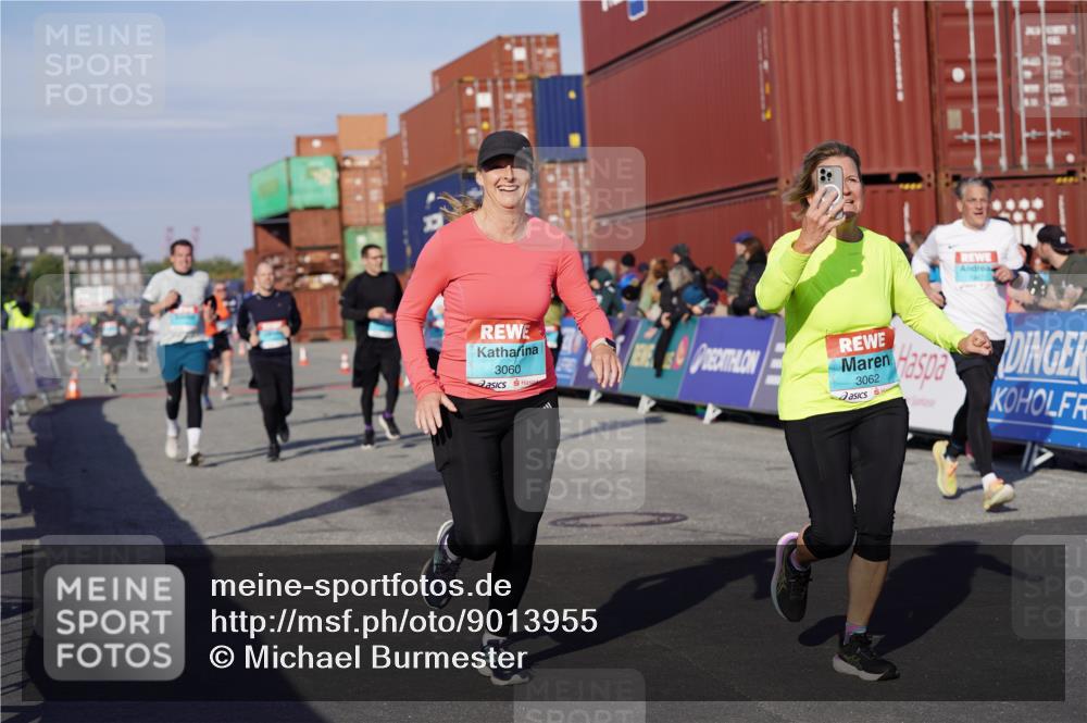 03.10.2025 - Köhlbrandbrückenlauf Michael Burmester http://msf.ph/oto/9013955 03.10.2025 10:14:05 Ziel 1431, 1588, 1604, 1665, 1714, 1738, 1782, 1892, 1947, 2007, 2122, 2276, 2699, 3060, 3062, 3469, 3540, 3793 meine-sportfotos.de