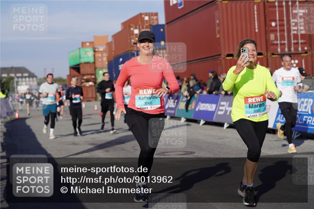 03.10.2025 - Köhlbrandbrückenlauf Michael Burmester http://msf.ph/oto/9013962 03.10.2025 10:14:05 Ziel 1431, 1588, 1604, 1665, 1714, 1738, 1782, 1892, 1947, 2007, 2122, 2276, 2699, 3060, 3062, 3469, 3540, 3793 meine-sportfotos.de